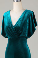 Laden Sie das Bild in den Galerie-Viewer, Samt V-Ausschnitt Pfau Brautjungfernkleid mit Rüschen