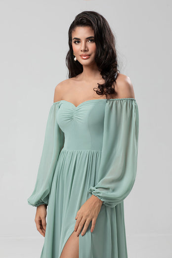 Schulterfreies grünes Brautkleid mit langen Ärmeln und Schlitz