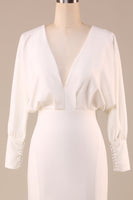 Laden Sie das Bild in den Galerie-Viewer, Einfaches elfenbein Meerjungfrauen Brautkleid mit langen Ärmeln und tiefem V-Ausschnitt