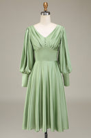 Laden Sie das Bild in den Galerie-Viewer, Matcha A-Linie Brautjungfernkleid aus Satin mit V-Ausschnitt und langen Ärmeln