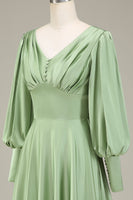 Laden Sie das Bild in den Galerie-Viewer, Matcha A-Linie Brautjungfernkleid aus Satin mit V-Ausschnitt und langen Ärmeln