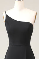 Laden Sie das Bild in den Galerie-Viewer, Schwarzes A-Linie Chiffon Brautjungfernkleid mit einer Schulter