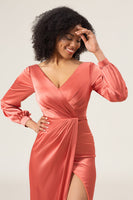 Laden Sie das Bild in den Galerie-Viewer, Terrakotta Brautjungfernkleid aus Satin mit V-Ausschnitt und Schlitz