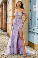 Laden Sie das Bild in den Galerie-Viewer, Mauve schulterfreies langes Meerjungfrauen Ballkleid mit Schlitz und Applikationen