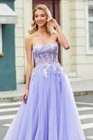 Laden Sie das Bild in den Galerie-Viewer, Wunderschönes schulterfreies Lavendel korsett Ballkleid mit Applikationen