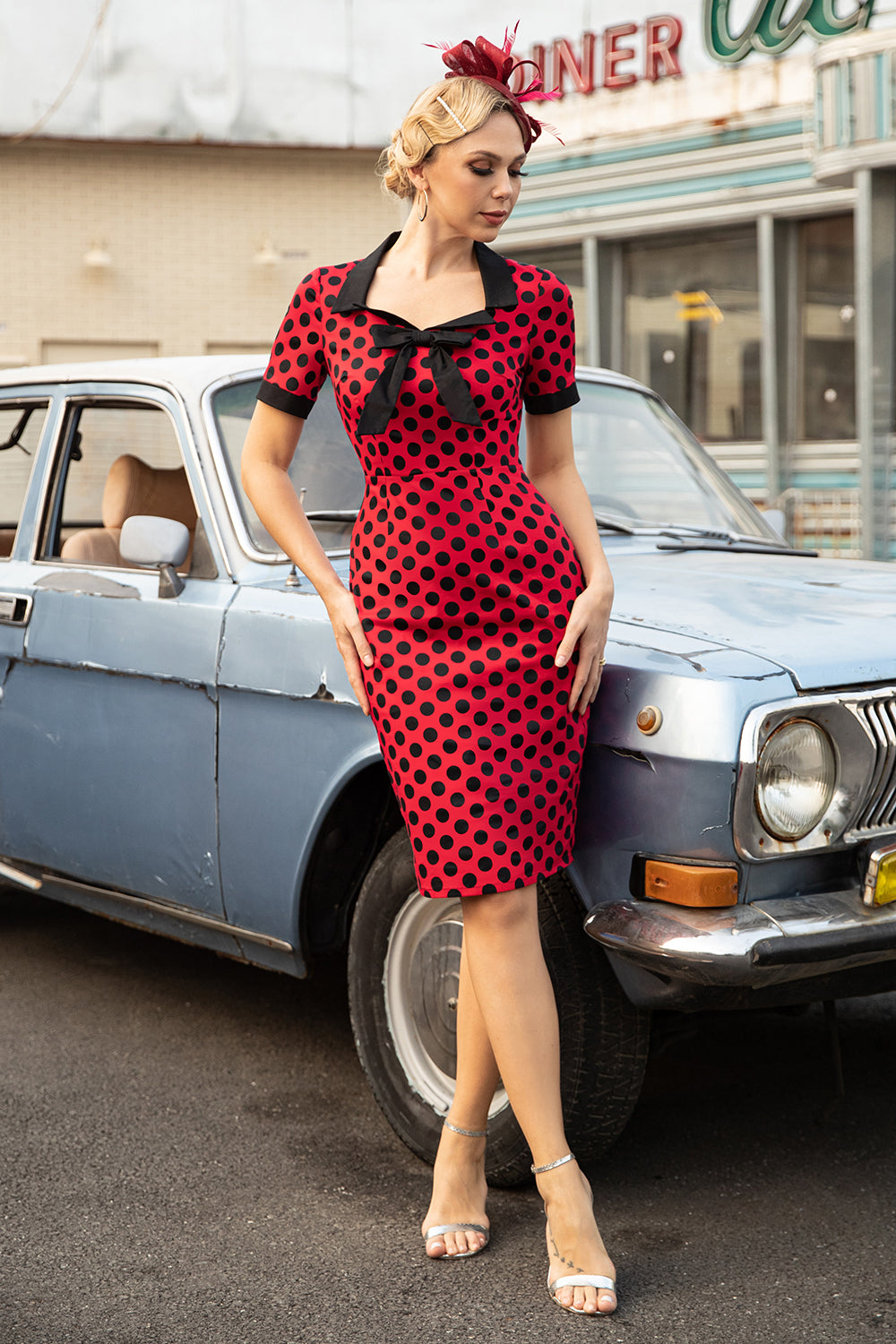 Rote Polka Dots 1960er Jahre Kleid mit Schleife
