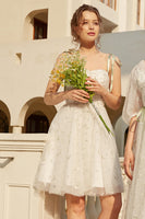 Laden Sie das Bild in den Galerie-Viewer, Stylische Spaghettiträger Weißes kurzes Homecoming Kleid mit Stickerei