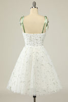 Laden Sie das Bild in den Galerie-Viewer, Stylische Spaghettiträger Weißes kurzes Homecoming Kleid mit Stickerei