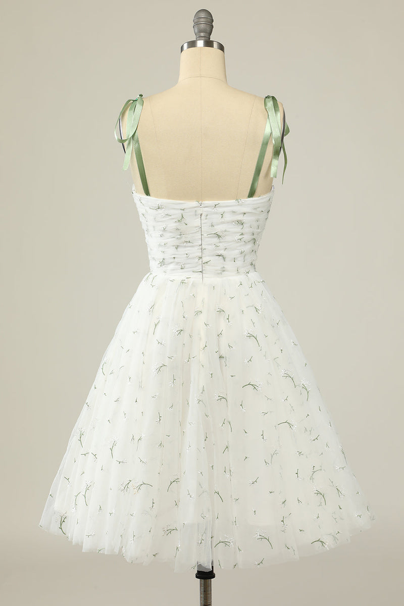 Laden Sie das Bild in den Galerie-Viewer, Stylische Spaghettiträger Weißes kurzes Homecoming Kleid mit Stickerei