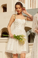 Laden Sie das Bild in den Galerie-Viewer, Stylische Spaghettiträger Weißes kurzes Homecoming Kleid mit Stickerei