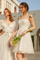 Laden Sie das Bild in den Galerie-Viewer, Stylische Spaghettiträger Weißes kurzes Homecoming Kleid mit Stickerei