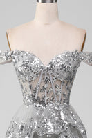 Laden Sie das Bild in den Galerie-Viewer, Schulterfreies graues glitzerndes gestuftes Ballkleid mit Schlitz