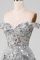 Laden Sie das Bild in den Galerie-Viewer, Schulterfreies graues glitzerndes gestuftes Ballkleid mit Schlitz