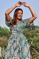 Laden Sie das Bild in den Galerie-Viewer, A-Linie V-Ausschnitt Grünes Blumen bedruckt Übergröße Ballkleid mit kurzen Ärmeln