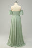 Laden Sie das Bild in den Galerie-Viewer, Schulterfreies grünes langes Brautjungfernkleid mit Rüschen