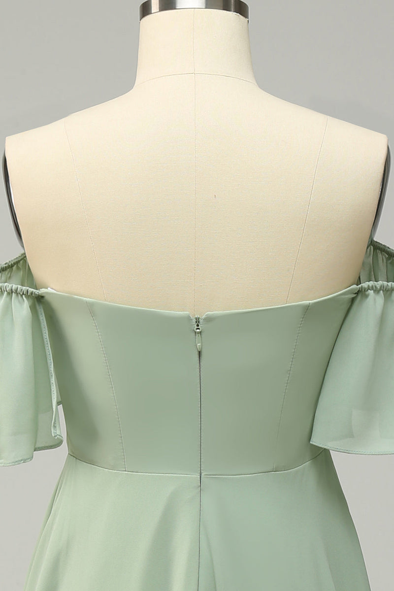 Laden Sie das Bild in den Galerie-Viewer, Schulterfreies grünes langes Brautjungfernkleid mit Rüschen