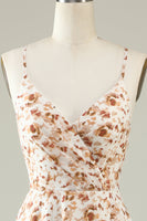 Laden Sie das Bild in den Galerie-Viewer, Weißes geblümtes Boho Brautjungfernkleid mit Rüschen