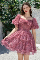 Laden Sie das Bild in den Galerie-Viewer, Schulterfreies kurzes Cocktailkleid aus fuchsia Tüll mit kurzen Ärmeln