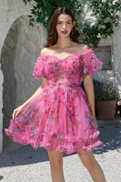 Laden Sie das Bild in den Galerie-Viewer, Schulterfreies kurzes Cocktailkleid aus fuchsia Tüll mit kurzen Ärmeln