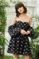 Laden Sie das Bild in den Galerie-Viewer, Schwarzes schulterfreies Sterne Abiballkleid