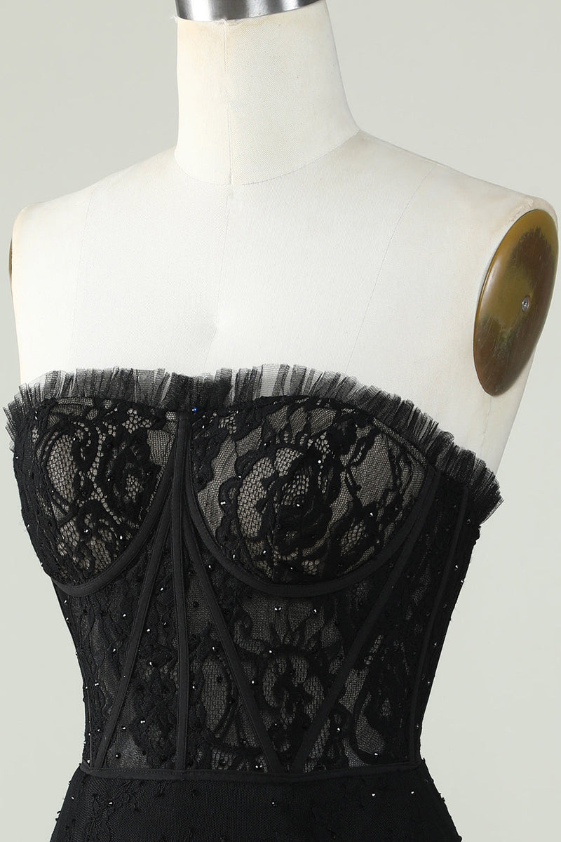 Laden Sie das Bild in den Galerie-Viewer, Trägerloses schwarzes Abiballkleid mit Perlenstickerei