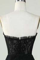 Laden Sie das Bild in den Galerie-Viewer, Trägerloses schwarzes Abiballkleid mit Perlenstickerei