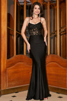 Laden Sie das Bild in den Galerie-Viewer, Meerjungfrauen Spaghettiträger Schwarzes Korsett Ballkleid mit Applikationen