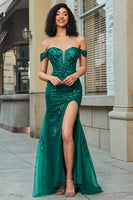 Laden Sie das Bild in den Galerie-Viewer, Meerjungfrau Schulterfreies dunkelgrünes Korsett Ballkleid mit Schlitz