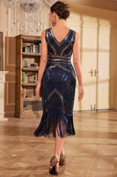 Laden Sie das Bild in den Galerie-Viewer, Dunkelblaues Midi-Kleid mit Pailletten mit Fransen und V-Ausschnitt aus den 1920er Jahren mit Accessoires