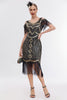 Laden Sie das Bild in den Galerie-Viewer, Schwarzes goldenes Gatsby Kleid mit Kalte Schulter Fransen aus den 1920er Jahren und 20er Jahre Accessoires