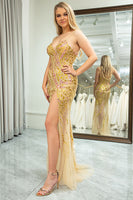 Laden Sie das Bild in den Galerie-Viewer, Atemberaubendes Meerjungfrauen Spaghettiträger Golden Ballkleid mit Schlitz und Accessoires