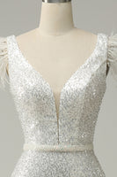 Laden Sie das Bild in den Galerie-Viewer, Weiße Pailletten V-Ausschnitt Meerjungfrau langes Ballkleid mit Federn