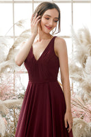 Laden Sie das Bild in den Galerie-Viewer, Burgundy V-Ausschnitt Chiffon Brautjungfernkleid