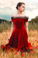 Laden Sie das Bild in den Galerie-Viewer, Burgundy Schulterfreies Samtkleid