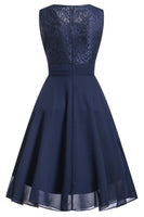 Laden Sie das Bild in den Galerie-Viewer, Marinefarbenes Spitzenkleid mit Rüschen