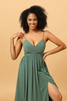 Laden Sie das Bild in den Galerie-Viewer, A-Linie Spaghettiträger langes Brautjungfernkleid mit Schlitz