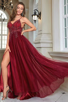 Laden Sie das Bild in den Galerie-Viewer, Glitzerndes burgunderrotes perlenbesetztes Ballkleid aus Tüll mit Schlitz