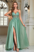 Laden Sie das Bild in den Galerie-Viewer, Glitzerndes burgunderrotes perlenbesetztes Ballkleid aus Tüll mit Schlitz