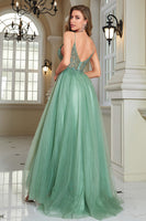 Laden Sie das Bild in den Galerie-Viewer, Glitzerndes burgunderrotes perlenbesetztes Ballkleid aus Tüll mit Schlitz