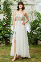 Laden Sie das Bild in den Galerie-Viewer, Spaghettiträger aus Tüll Weißes langes Ballkleid mit Perlen